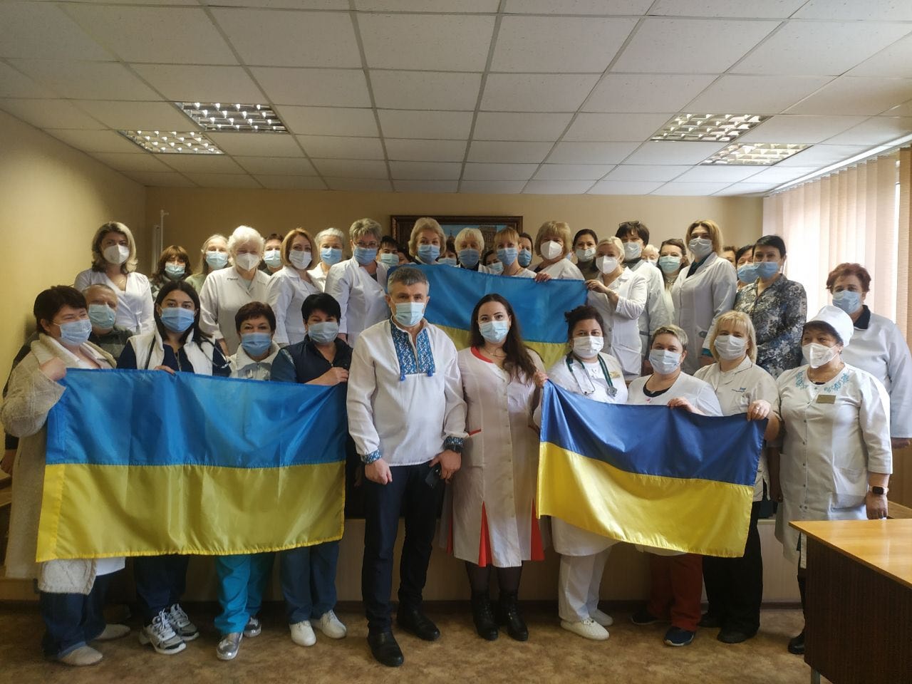Коллектив областной инфекционной больницы в Харькове в День единения