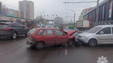 ДТП на проспекте Гагарина в Харькове: столкнувшиеся авто перегородили дорогу
