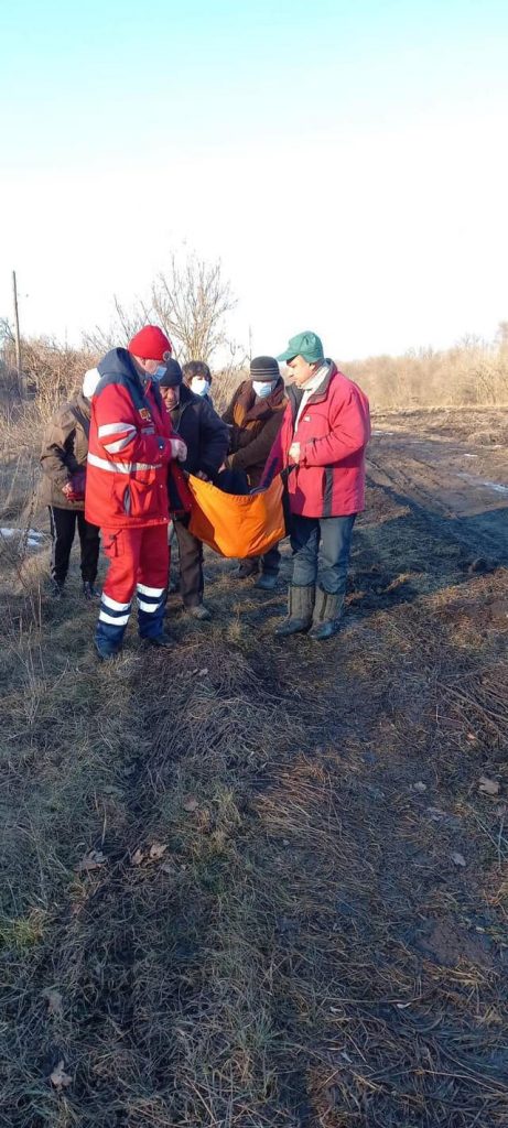 На Харьковщине из-за бездорожья медикам пришлось нести больного 2 км на носилках (фото)