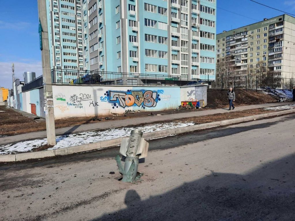 В Харьковской области российские ракеты и снаряды попадают на детские площадки и жилые дома (фото)