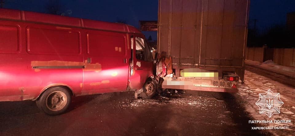 ДТП. В Харькове столкнулись грузовики — есть пострадавший (фото)