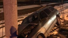ДТП. В Харькове водитель на Ford врезался в столб (фото)