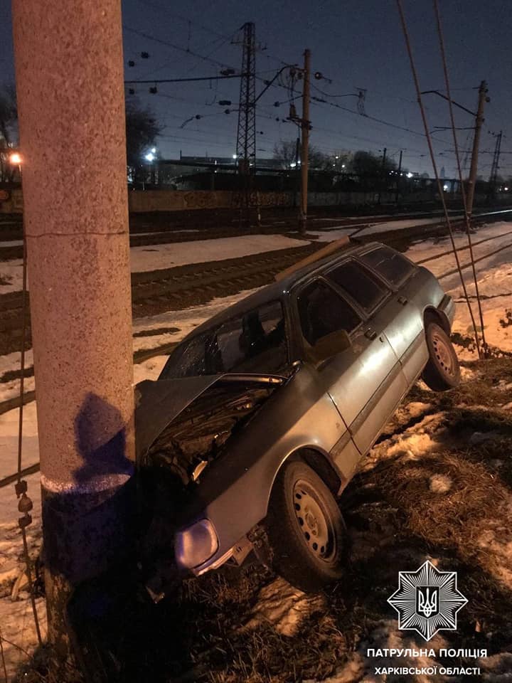 ДТП. В Харькове водитель на Ford врезался в столб (фото)