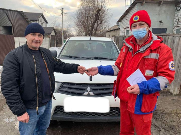 Водитель харьковской «скорой» отдал личное авто на нужды обороны