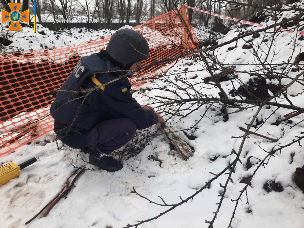 В Харькове во время ремонта теплосети обнаружили снаряд (фото)