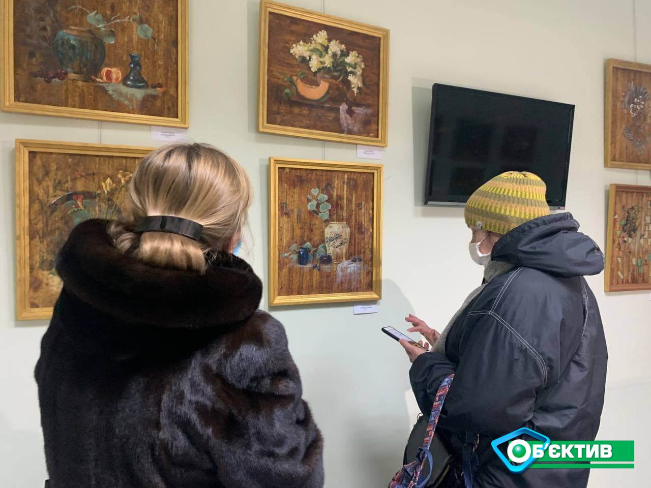 В Харькове открылась выставка уникальных картин на полотнах, «заряженных» пчелами (фото, видео)