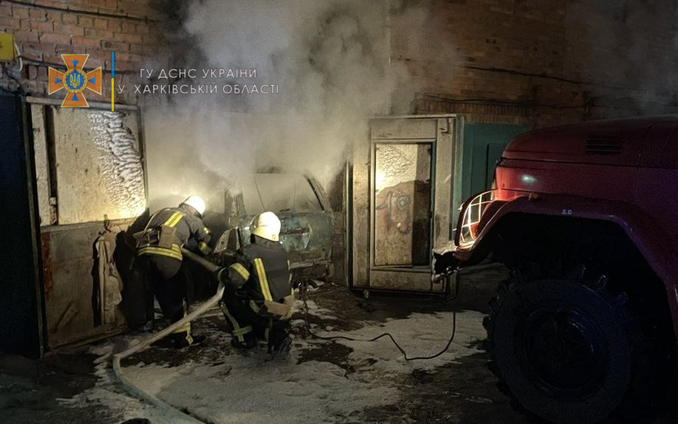 В Харькове в гаражном кооперативе сгорел Mercedes (видео, фото)