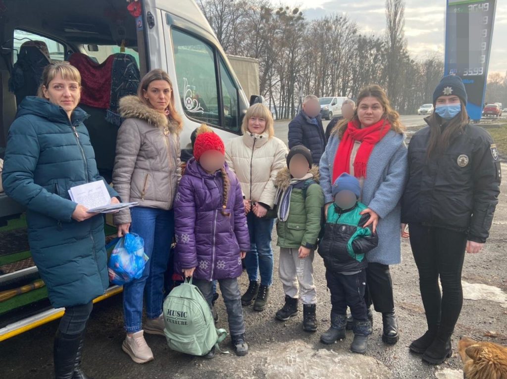 На Харьковщине задержали мужчину, который вне пункта пропуска пытался вывезти в Россию четверых детей