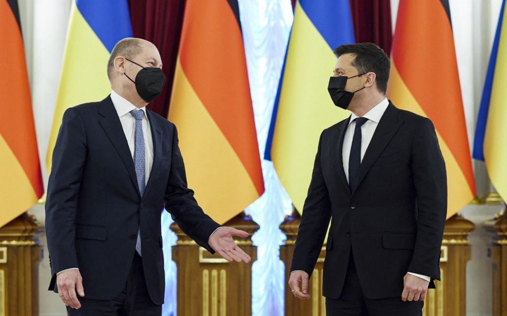 Зеленский и Шольц обсудили введение комплексного пакета санкций против России на встрече в Киеве