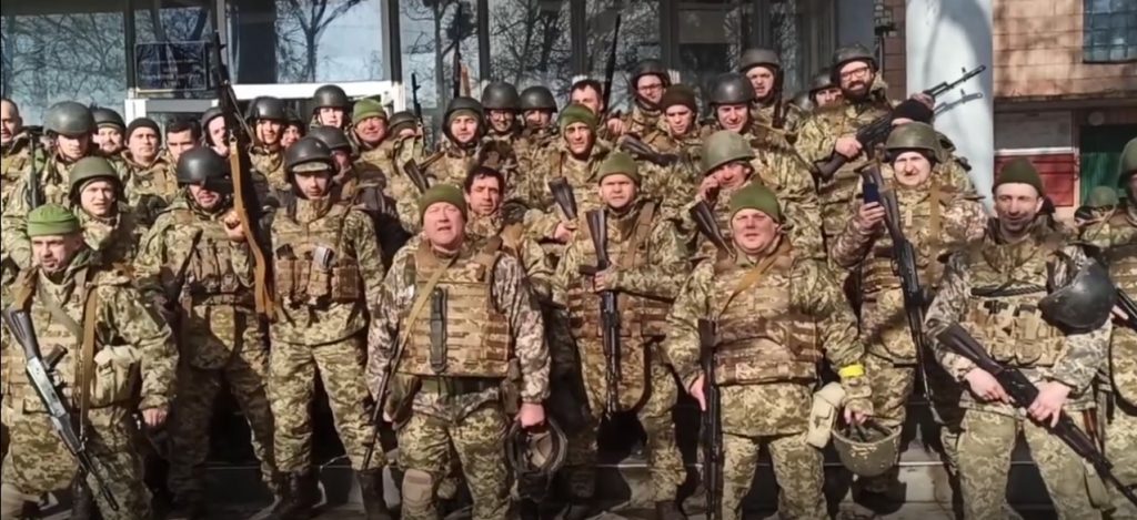 Бойцы харьковской теробороны напомнили Путину, кем его считают в Харькове (видео)