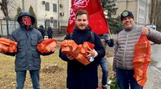 Столичные активисты из Демсокиры принесли дрова под посольство РФ в Киеве (видео)