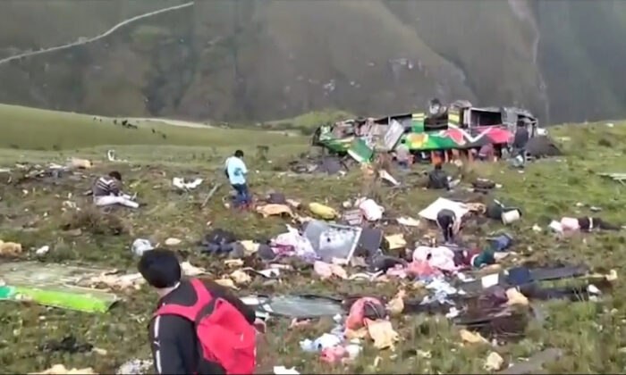В Перу автобус с людьми упал в пропасть — 20 погибших (видео)