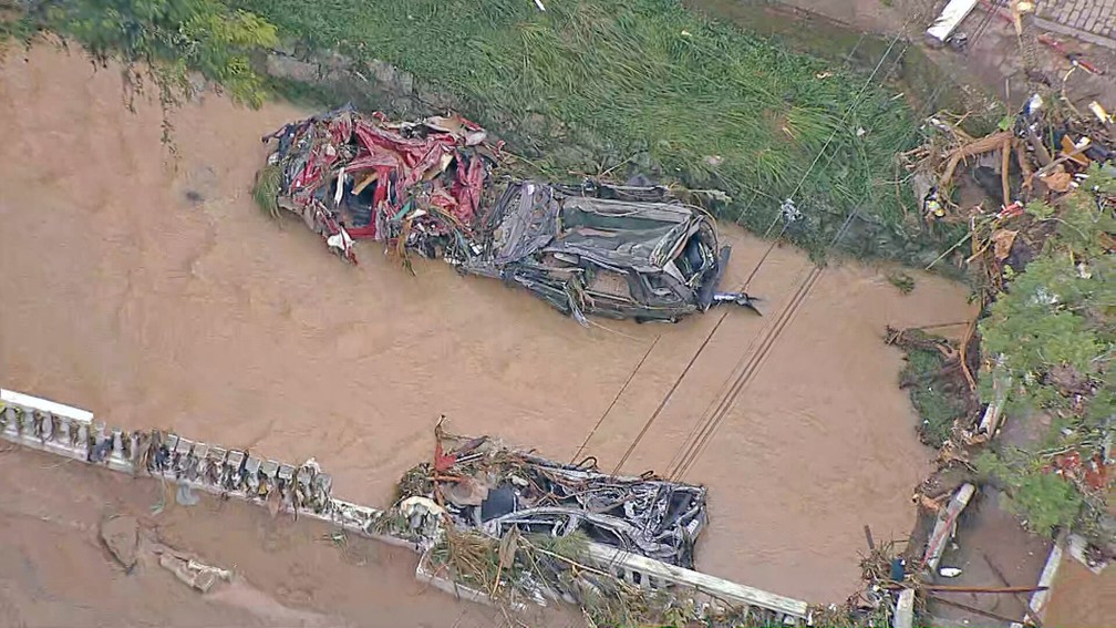 В Бразилии из-за дождей и оползней погибли больше ста человек (фото)