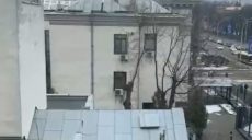 Над посольством Российской Федерации в Киеве — белый дым (видео)