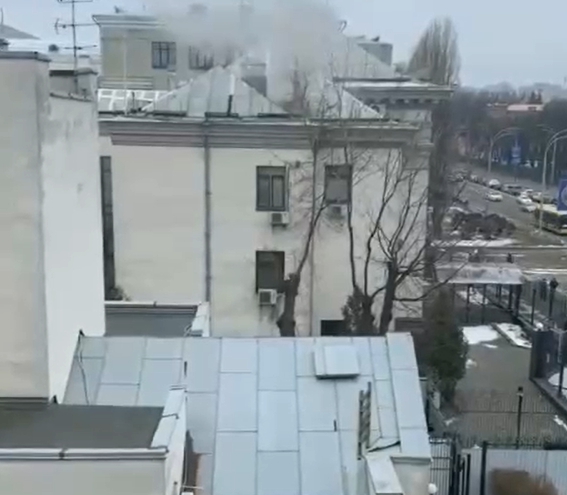 Над посольством Российской Федерации в Киеве — белый дым (видео)