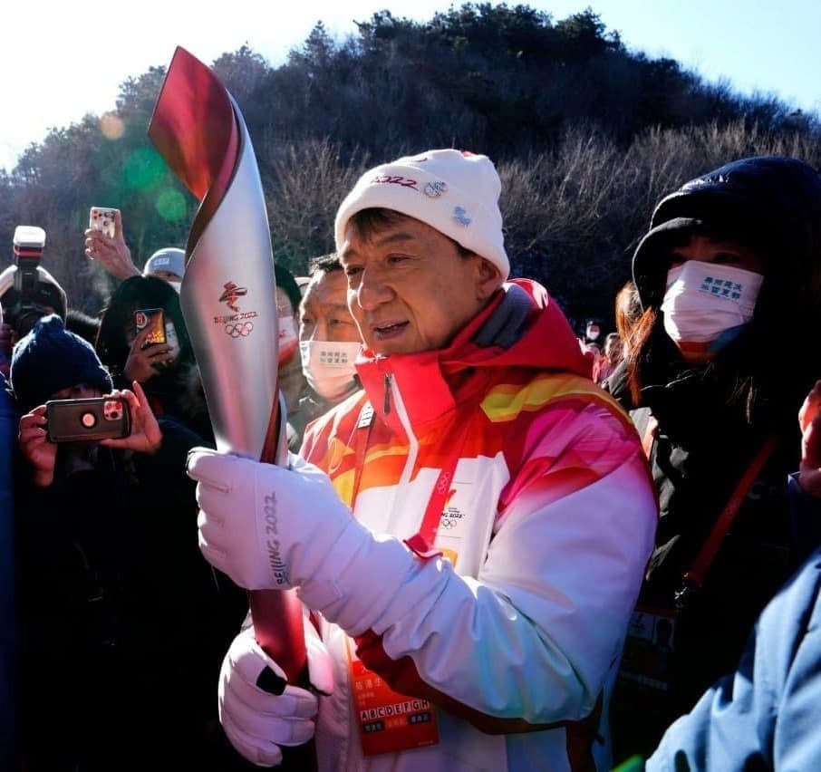 Джеки Чан принял участие в эстафете олимпийского огня в Пекине (фото, видео)