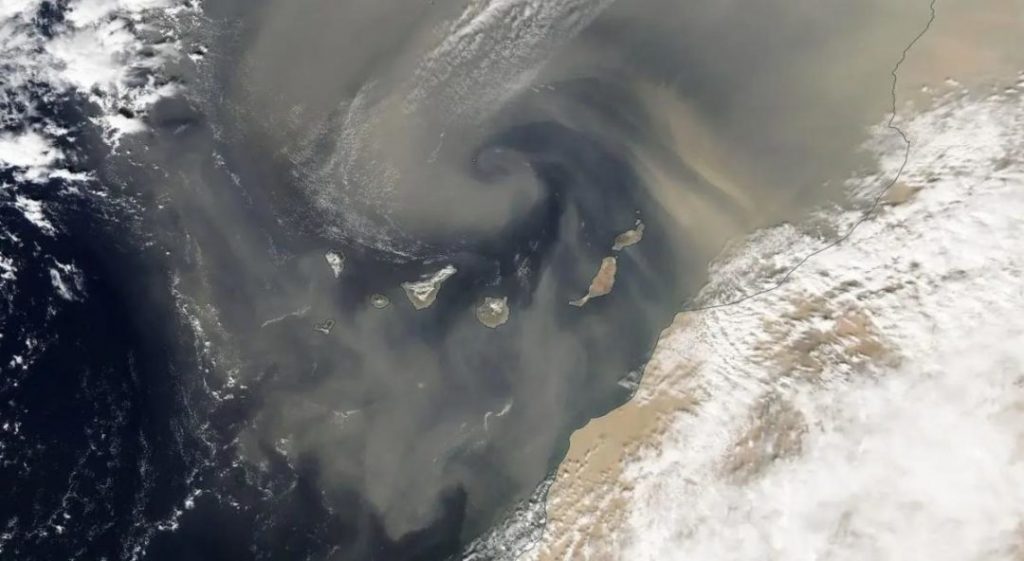 Над Атлантикой движется огромное облако пыли из пустыни Сахара