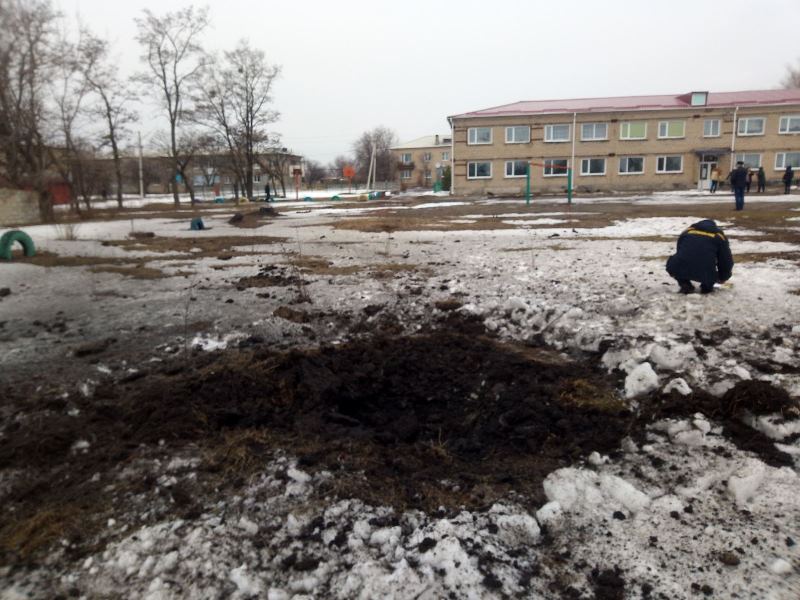 В пгт Врубовка на Луганщине оккупанты обстреляли лицей (фото)