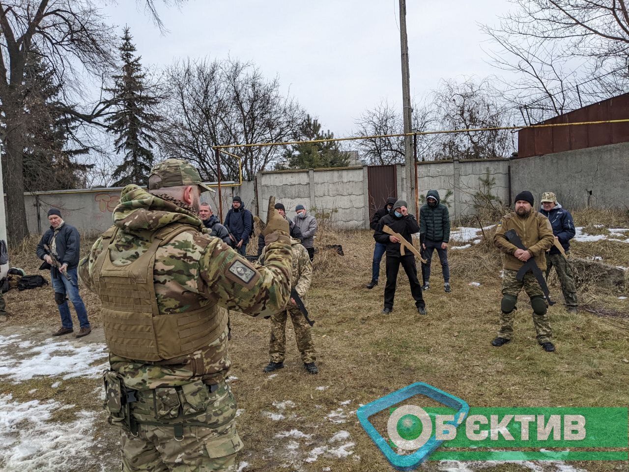 Ветераны АТО учат харьковчан обращаться с оружием на базе МВД