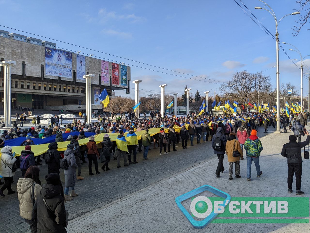 Двидение Марша Единства в районе оперного театра в Харькове