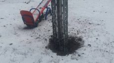 Снаряд прилетел на детскую площадку в Харькове (фото)