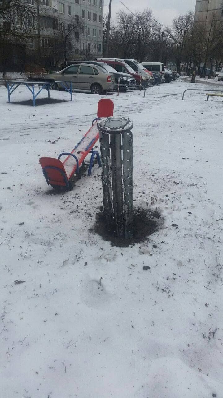 Снаряд прилетел на детскую площадку в Харькове (фото)