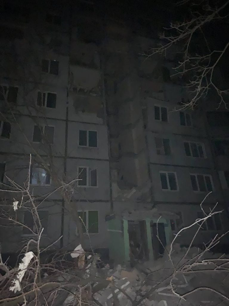 В Харькове снаряд попал в многоэтажку. Пострадали 2 человека (обновлено)
