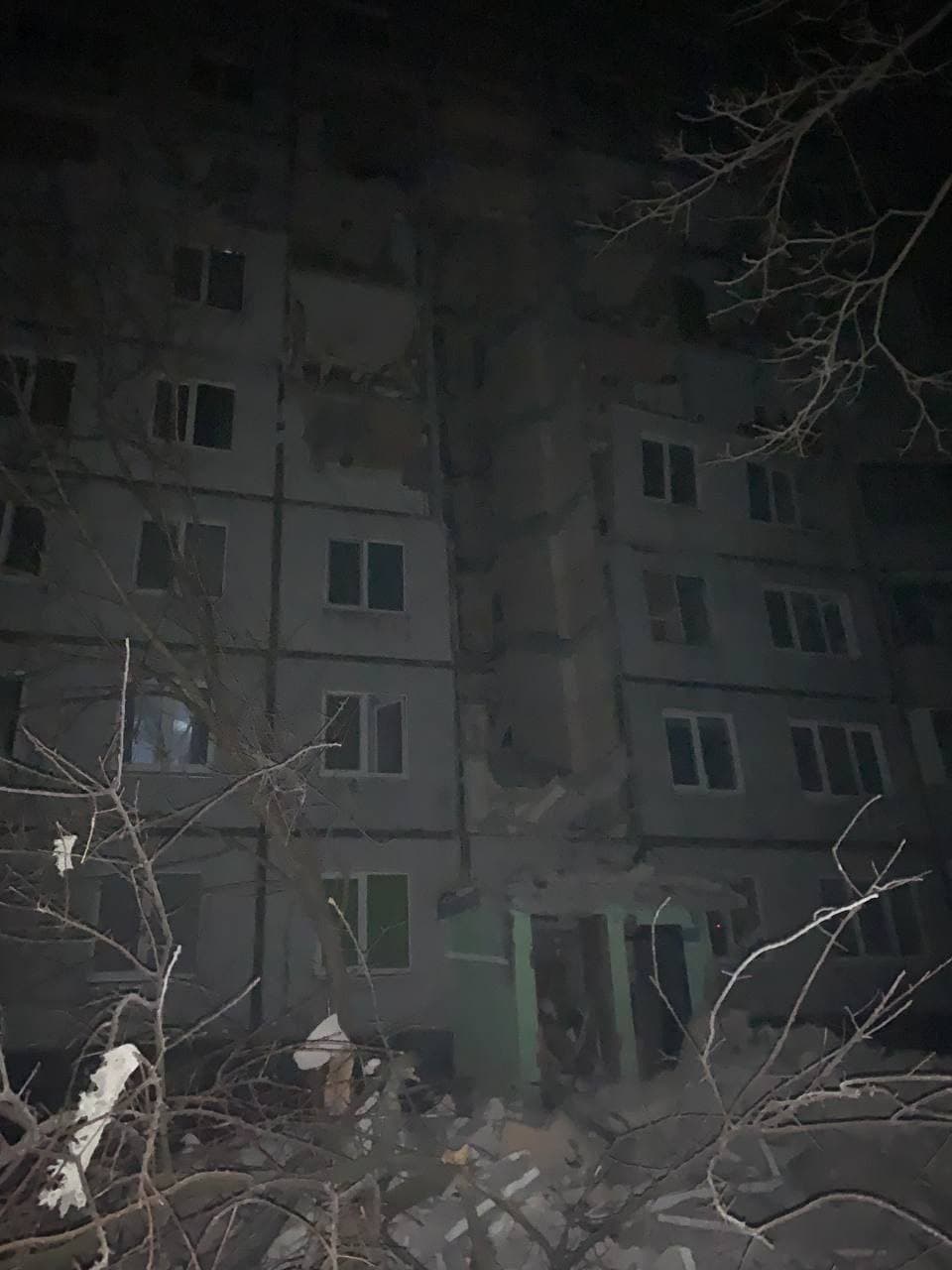 В Харькове снаряд попал в многоэтажку. Пострадали 2 человека (обновлено)