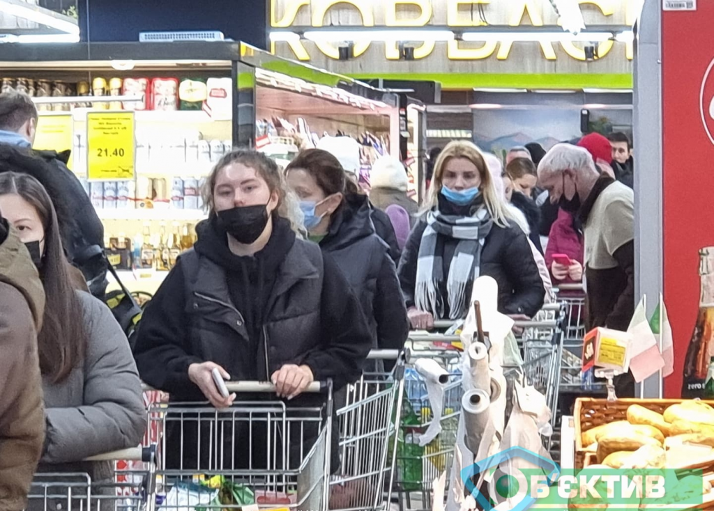 Ситуация в Харькове: в продуктовых магазинах, аптеках, банках и на заправках — очереди (фоторепортаж)