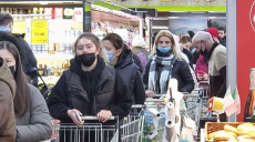 Ситуация в Харькове: в продуктовых магазинах, аптеках, банках и на заправках — очереди (фоторепортаж)