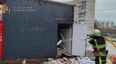 Пожарные оперативно ликвидировали пожар в торговом павильоне в Харькове (фото)