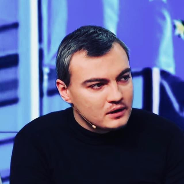 А вот сейчас — Ярославский уже в Лондоне, куда он вроде бы вылетел на встречу с семьей, — Назар Приходько