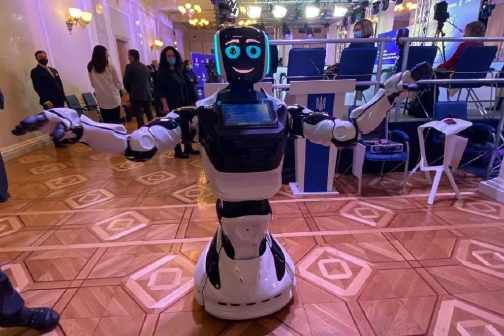 В здании Верховной Рады появился робот по имени Эндрю (видео)