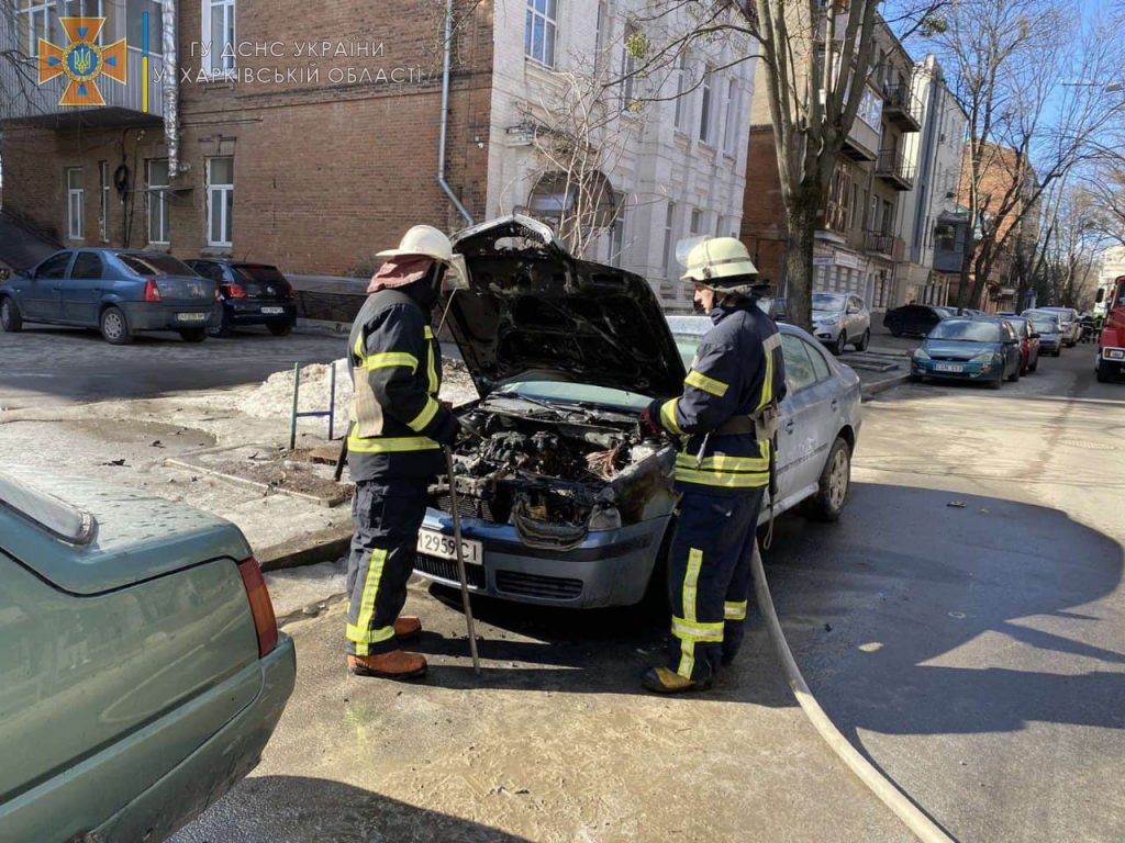 В Киевском районе около жилого дома загорелась Skoda Octavia (фото)