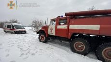Спасатели ГСЧС помогли медикам, попавшим в снежный занос на Харьковщине