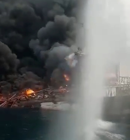 У берегов Нигерии взорвался танкер, на борту которого находилось около 2 млн баррелей нефти (видео)