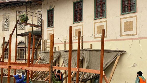 После реставрационных работ треснула стена в знаменитом Ханском дворце в Бахчисарае (фото)