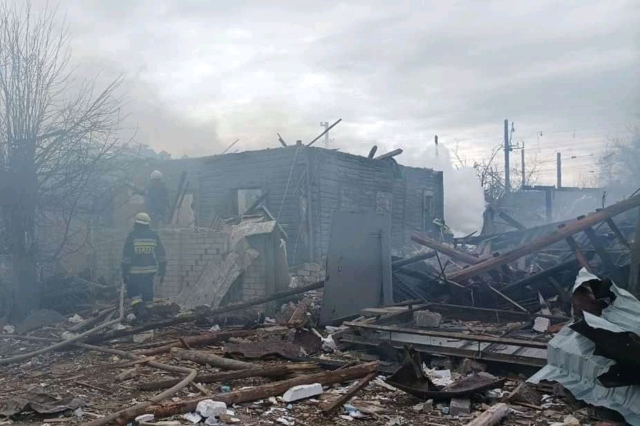 В Люботине из-за обстрелов за сутки случилось 7 пожаров, погиб местный житель, двух людей удалось спасти