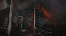 Огонь с горящих павильонов рынка «Барабашово» перекинулся на частные жилые дома — ГСЧС