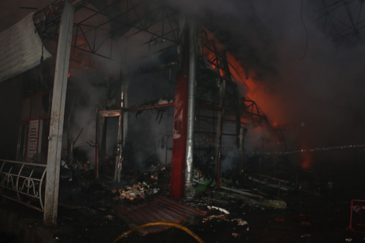 Огонь с горящих павильонов рынка «Барабашово» перекинулся на частные жилые дома — ГСЧС