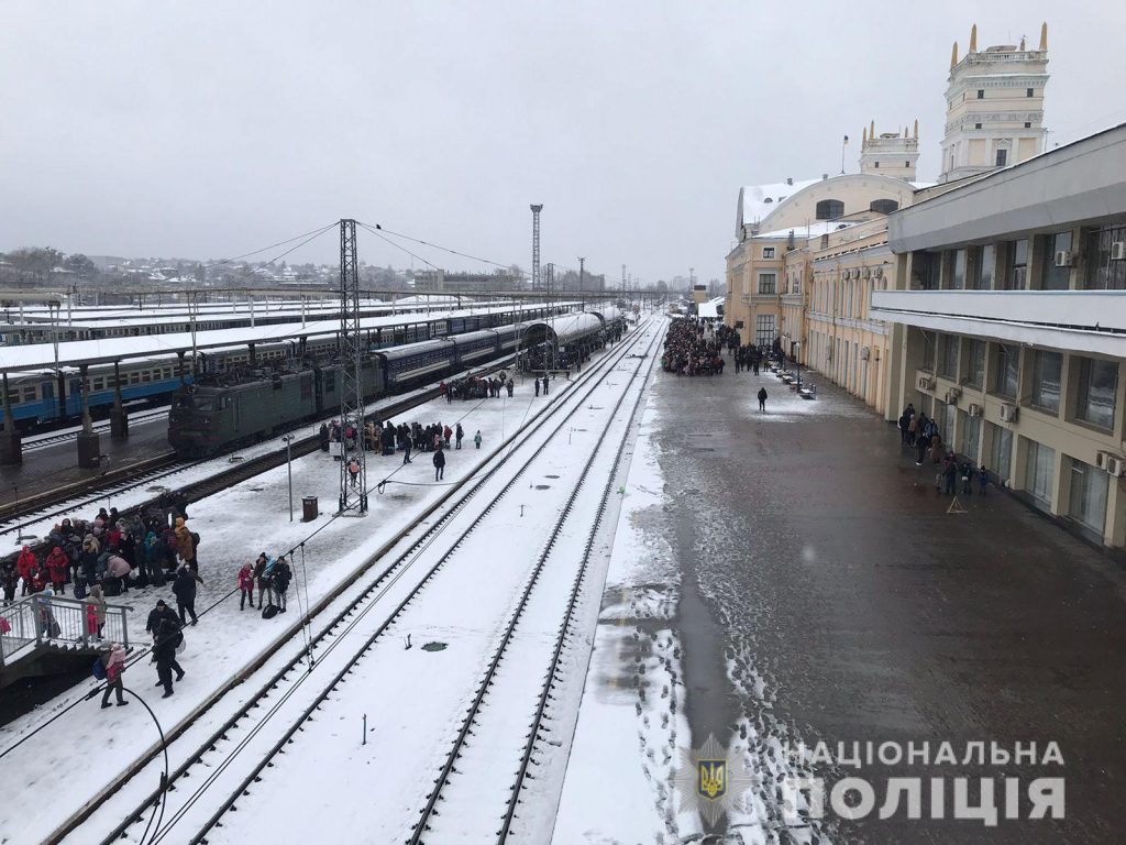 Полиция обеспечивает порядок на Южном вокзале (фото)