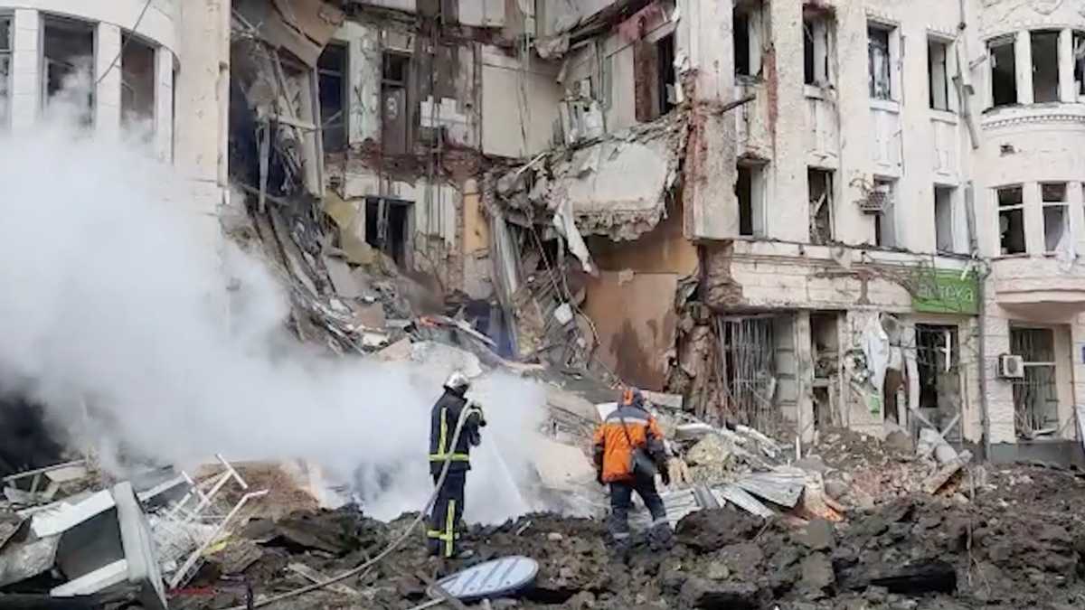 В центре Харькова авиаударом разрушен дом (видео)
