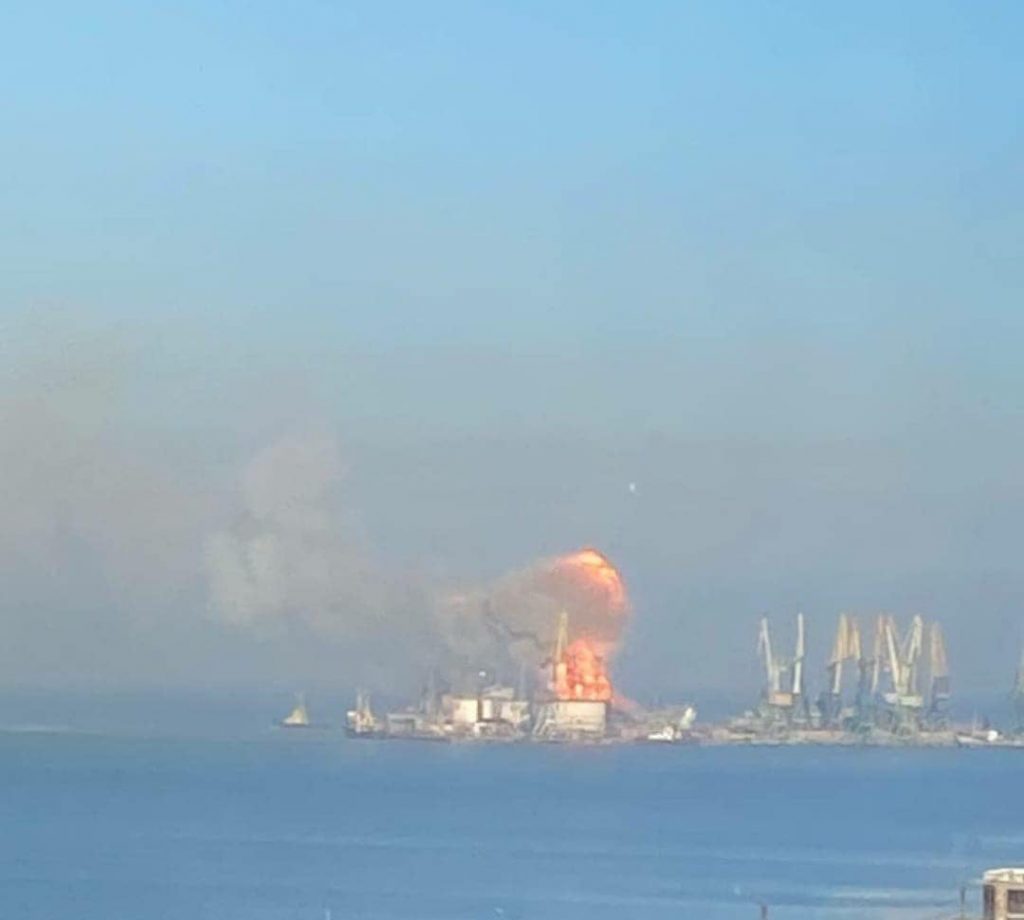 В Бердянске уничтожен российский десантный корабль — Генштаб (фото)
