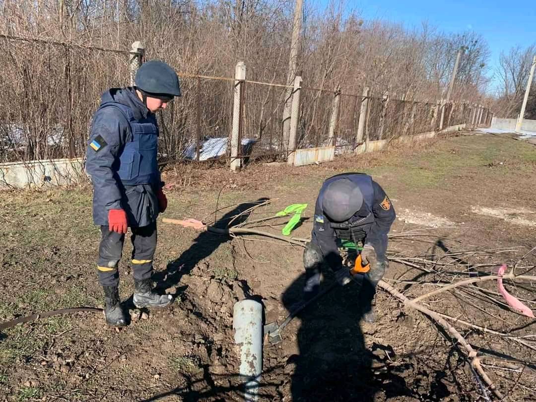 В Харькове снаряд упал на школьный двор (фото)