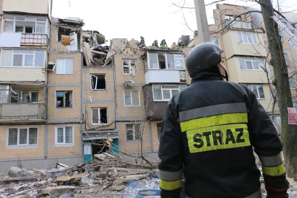 Харьковские спасатели продолжают тушить очаги возгорания в разрушенной пятиэтажке (видео, фото)