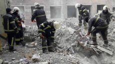 Спасатели в Харькове разбирают завалы и ищут тела погибших (фото)