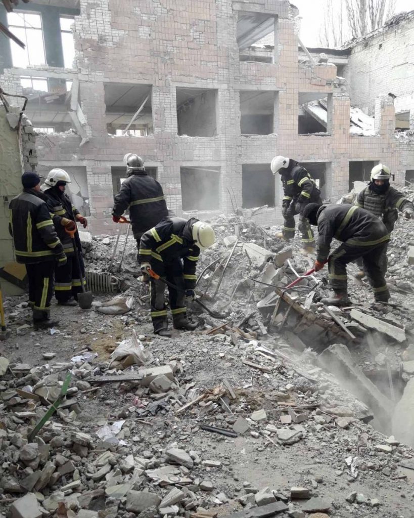 Спасатели в Харькове разбирают завалы и ищут тела погибших (фото)