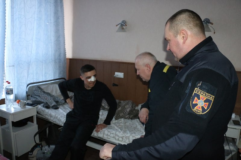 В ГСЧС сообщили о состоянии трех раненых спасателей (фото)