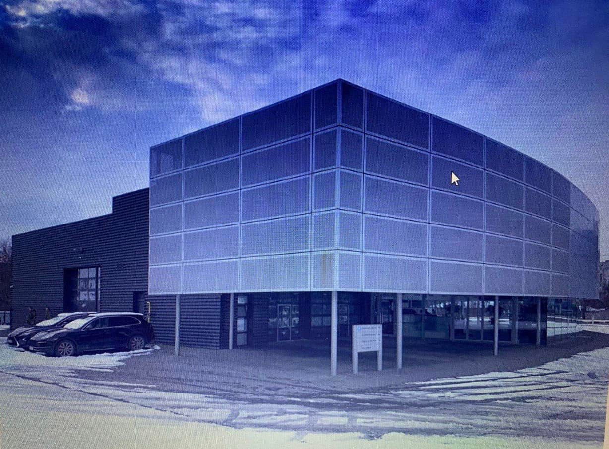 Мародеры в Харькове пытались украсть Porsche из автосалона