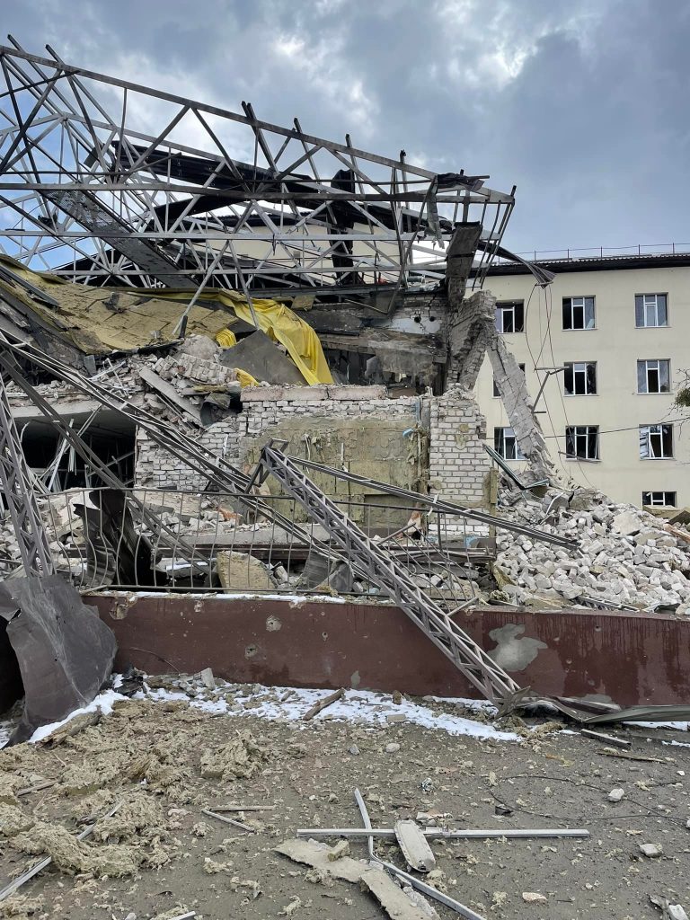 В Изюме разрушена районная больница (видео)